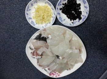 step2: 將龍躉肉塊去鱗洗淨，再切成粗片；蒜頭去衣剁碎；豆豉洗淨剁碎