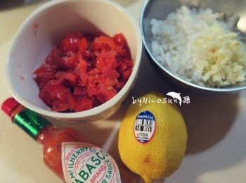 step1: 番茄.洋蔥.大蒜.檸檬汁擠出切碎備用.