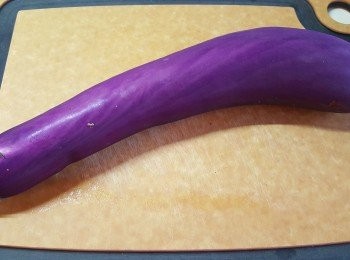 step1: 將茄子洗淨，抹乾後切小塊。