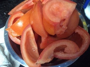 step1: 先將紅蘿蔔及洋蔥切丁，再把蕃茄開4去籽。