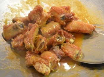 step7: 熄火， 放入剛炸好的排骨，用鍋鏟快速滾動一下排骨使之均勻黏上汁料即可。