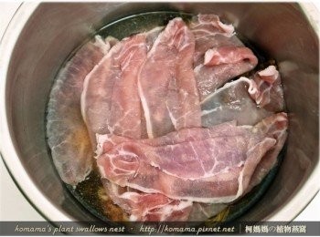 step7: 待電鍋跳起後，再放入豬肉片與米酒稍微燉煮一會即可。