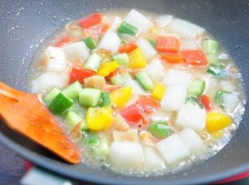 step5: 再加少許蓮藕粉水勾芡，調味即完成，再放上一小株香菜