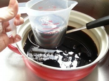step9: 涼粉水表面泡沫除去 , 盛起約200ml份量涼粉水