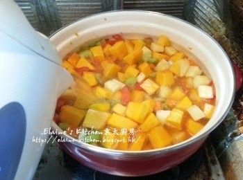 step7: 加入適量熱水用中火煲滾後繼續用中火煲15分鐘
