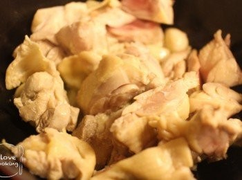 step4: 加入雞脾肉及冰糖, 轉中火炒到化冰糖溶化