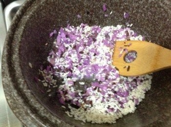 step1: 小卷切成圈狀 紫山藥、木耳切細末 爆香蒜末，糯米、山藥末、木耳拌炒塩、香蒜粒調味