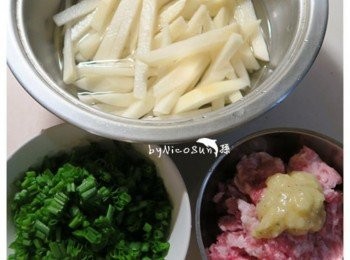 step1: 馬鈴薯切條 絞肉.蒜末.蔥切細備用