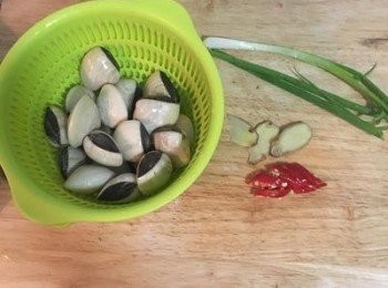 step1: 將吐沙後的蛤蜊刷洗乾淨備用；薑切片；辣椒切片；蔥切花。