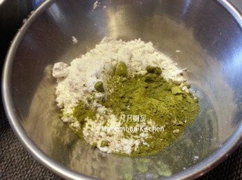 step4: 篩入粉類拌勻至沒粉粒即可。