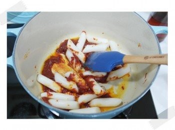 step3: 放年糕下去拌炒~~