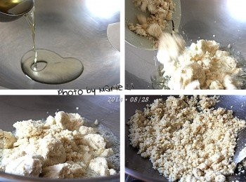 step2: 開火將鍋子水份燒乾後倒入花生油
待油溫熱了之後把豆渣下鍋一起攪拌
翻炒至豆渣成鬆散狀
大約需要翻炒三分鐘左右