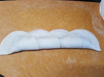 step7: 在餃子皮半月型一邊塗上水份，封口。