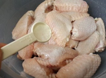 step4: 將洗淨的<a href="https://bit.ly/3zHU5V3" target="_blank" data-keyword="雞中翼" class="guide-link"><strong>雞中翼</strong></a> <span style="display:inline-block;vertical-align:middle;margin-top:-3px;color:initial;border-radius:3px;padding:2px 3px;font-size:12px;line-height:14px;background:#87d300;color:#fff;">即買</span> 瀝乾水，倒入1茶匙粗鹽撈勻，用保鮮紙包實，室溫腌1小時