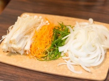 step4: 開始煮食前先將洋蔥，蔥及甘筍切幼絲，金菇稍為分開成小束