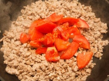 step2: 接著加入蒜末炒香後，倒入番茄拌炒。