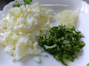 step3: 熟蛋白切切小粒備用