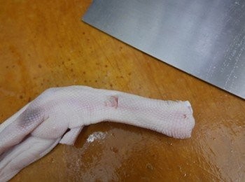 step2: 另外在腳中間斬一刀，這樣燜後會好看一點
燒沸水，加白醋後，下鵝掌飛水