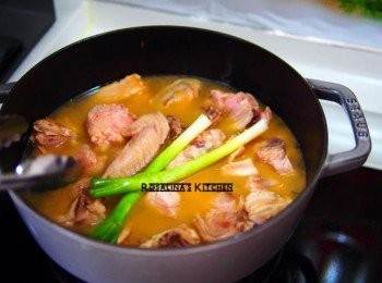 step9: 9.加入過濾水，以及蔥段，開始熬煮。