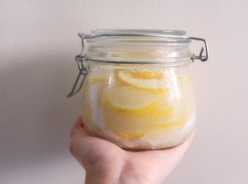 step6: 蓋上蓋子腌漬3-4天，每天都要翻一下檸檬片，以防白砂糖沉底。
三四天后把檸檬片撈出來，和糖漿分開保存即可。