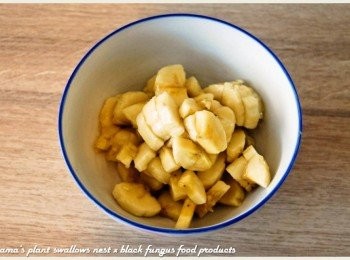 step2: 香蕉去皮後，切成塊狀，淋上些許蜂蜜後，相互拌勻，放入杯中。