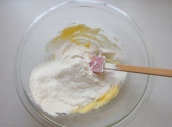 step5: 將中筋麵粉過篩後加入。