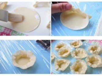 step2: 先將餃皮上層塗抹少許橄欖油，然後將餃皮邊用手緊壓一個個摺如花朵，成一個個花型盒