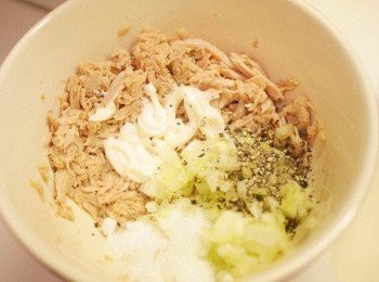 step2: 吞拿魚榨乾油份/ 水份, 後加入沙律醬, 洋蔥, 糖及黑椒拌勻