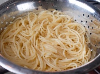 step2: 煮沸一煲沸水，下一小匙鹽，煮意粉，瀝乾水份備用