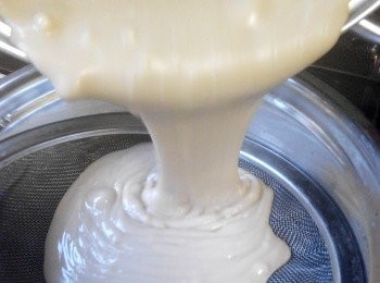 step4: 攪拌好的糯米煳過篩兩次，過篩後加入油。（Jojo Low細細語：蒸出來的年糕‬會更滑）