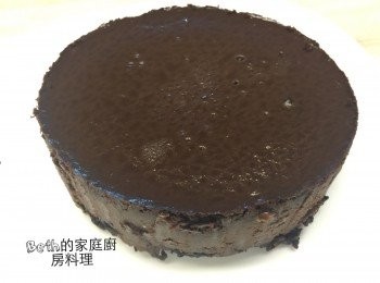 step6: 自冰箱取出，用刀子在烤模內緣畫一圈，再用熱毛巾覆蓋在烤模外圈，烤模底部放上一個比烤模面積小的杯子，將烤模外圈往下推，就可以脫模了