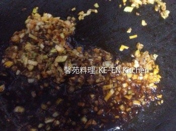 step4: 鍋內倒入二大匙油、炒香蒜、葱、薑末、再放入醬油、麻辣火鍋醤