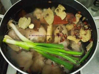 step4: 一鍋乾淨新水, 放入豬蹄粒及全部材料; 大火煮至大滚, 轉慢火炆60分鐘, 熄火焗10分鐘完成