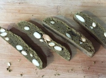 step3: 3)將已過篩粉加入2材料最後加入已烤的杏仁粒