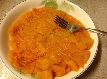 step2: 倒去多餘水份，用叉把南瓜壓成溶，放涼備用