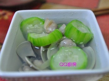 step3: 最後加些少許鹽巴調味就非常鮮美啦! PS:有些人會加一些些米酒，個人是覺得自然最鮮甜喔!