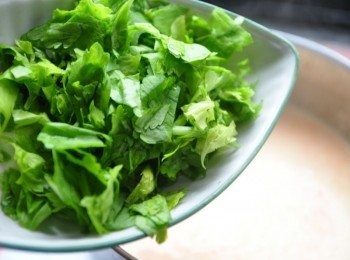 step5: 接著將芹菜葉放入鍋中~