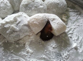 step1: 所有糯米粉，同粘米粉混合，一定要小小加入沸水，搓到唔貼手，然後可以蒸約一小時三十分鐘，然後可以佢 放入自己喜歡朱古力，……個皮熱可以另到朱古力溶解，用交剪開， 就可以見到我張相片