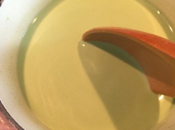 step5: 準備一個小鍋，倒入班蘭汁、椰漿、椰糖、淡忌廉，用中小火煮至微熱開始冒出白煙即可離火 ( *不用煮滾啊! )，最後取出已浸軟的魚膠片放入鍋中拌勻，直至魚膠片完全溶化