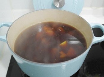 step4: 接著加入適量的黑糖攪拌均勻~~ 用小火悶煮一下即完成囉:)