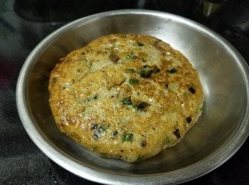 step4: 將魚肉大火起鑊放入，再轉中細火慢煎至成形及金黃色，再反轉煎另一邊，同樣煎至金黃色，稍為放涼後切片備用