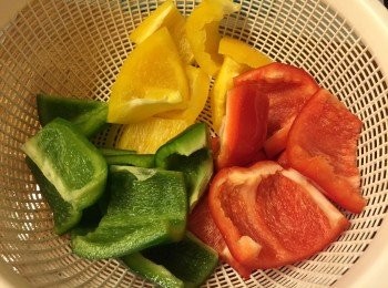 step2: 三色椒洗淨, 去蒂去核, 切件