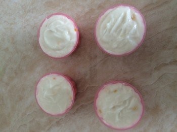 step4: 趁熱把粉漿倒落模，攤凍