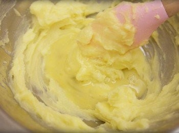 step2: 分次將蛋液倒入~~顏色會慢慢變淡!!