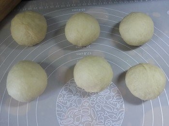 step5: 再平均分成6份,將麵糰滾圓,蓋上乾布靜止15分鍾