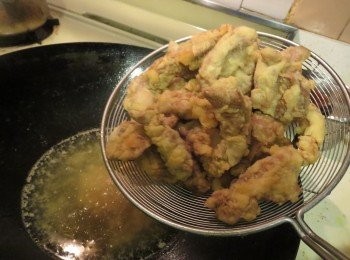 step3: 放入猪肉炸约二分钟捞起，开大火将油温升至180度，放回猪肉炸脆捞起备用。一共炸两次，这可以使多余的油逼出和使猪肉脆囗
