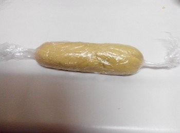 step11: 用保鮮膜包好，冷藏約30分鐘稍微硬­身