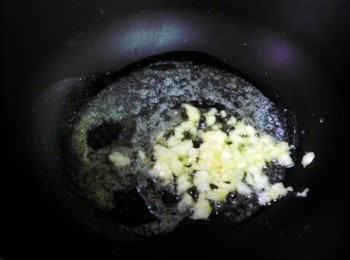 step2: 奶油煎香蒜末