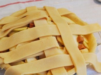 step14: 奇數派皮覆蓋回原位後，將偶數派皮從中央對折翻起，縱向往外放上另一條派皮