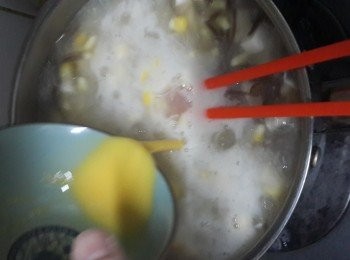 step7: 將蛋漿倒入湯羹中、快速攪拌至蛋漿散開